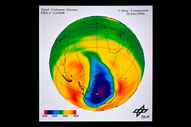 ERS-2 GOME maps ozone hole