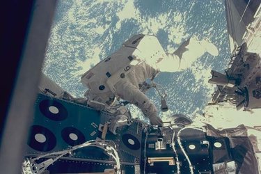 STS-88 EVA connects Unity/Zarya