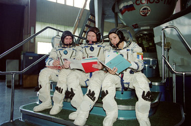Claudie and her fellow Andromède crew members during  training in Star City