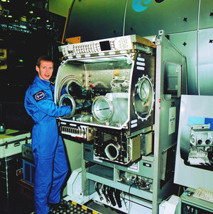 Frank De Winne works with the Microgravity Science Glovebox (MSG)