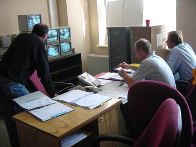21.09.02 The observer team, double-checking the completion of the step-by-step procedure