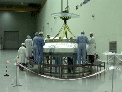 24.09.02  The separation system being lowered on top of the Proton adaptor