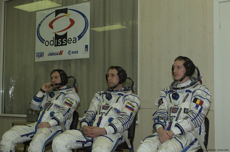 Odissea mission crew wearing their spacesuit before the launch, at Baikonour, 30th October 2002