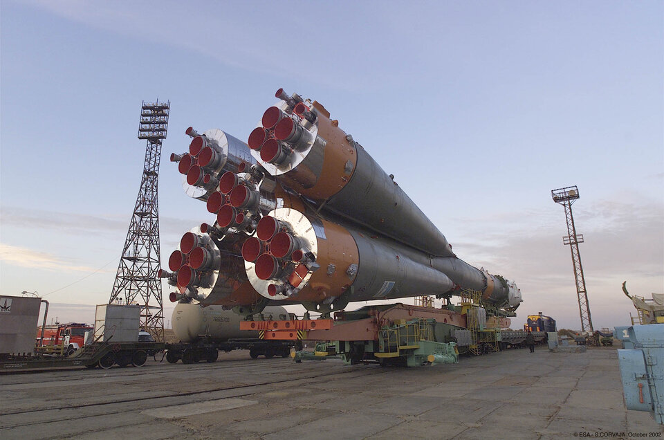 De Soyuz lanceerraket wordt naar het lanceerplatform getransporteerd