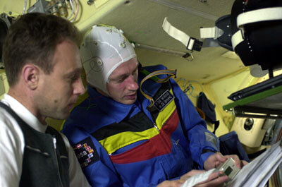 Aan boord van ISS voert Frank De Winne het Neurocog experiment uit