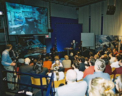 Frank De Winne aan boord van ISS tijdens een verbinding met ESTEC