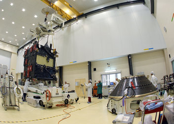 Manipulation of Rosetta's lander at CSG facilities