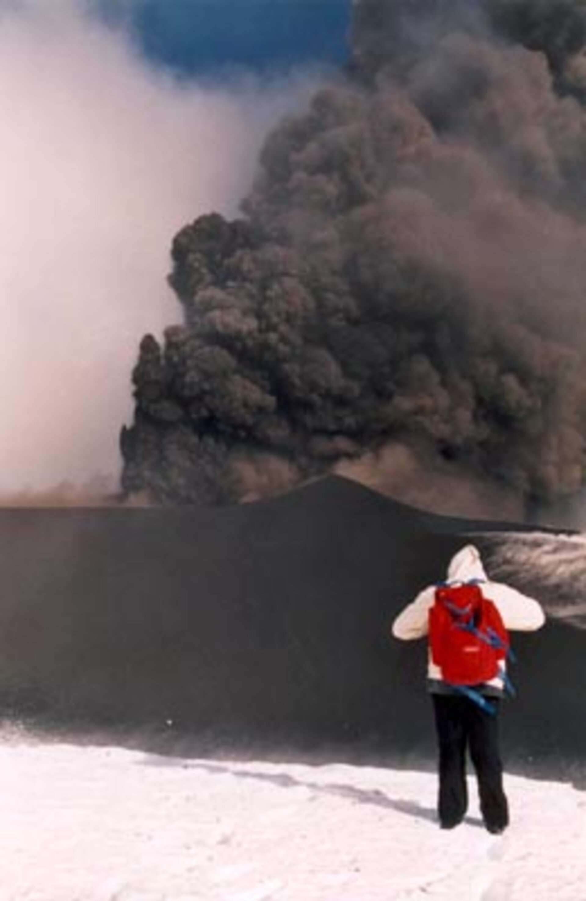 Etna eruptions continue in early December 2002