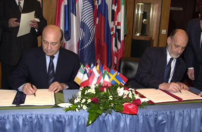 Herr Ivanov und Herr Rodotà bei der Unterzeichnung des Abkommens