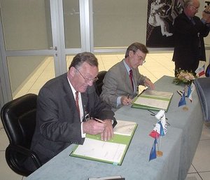 Jörg Feustel-Büechl, ESA's Director of Human Spaceflight, and Yannick d'Escatha, President of CNES sign the contract
