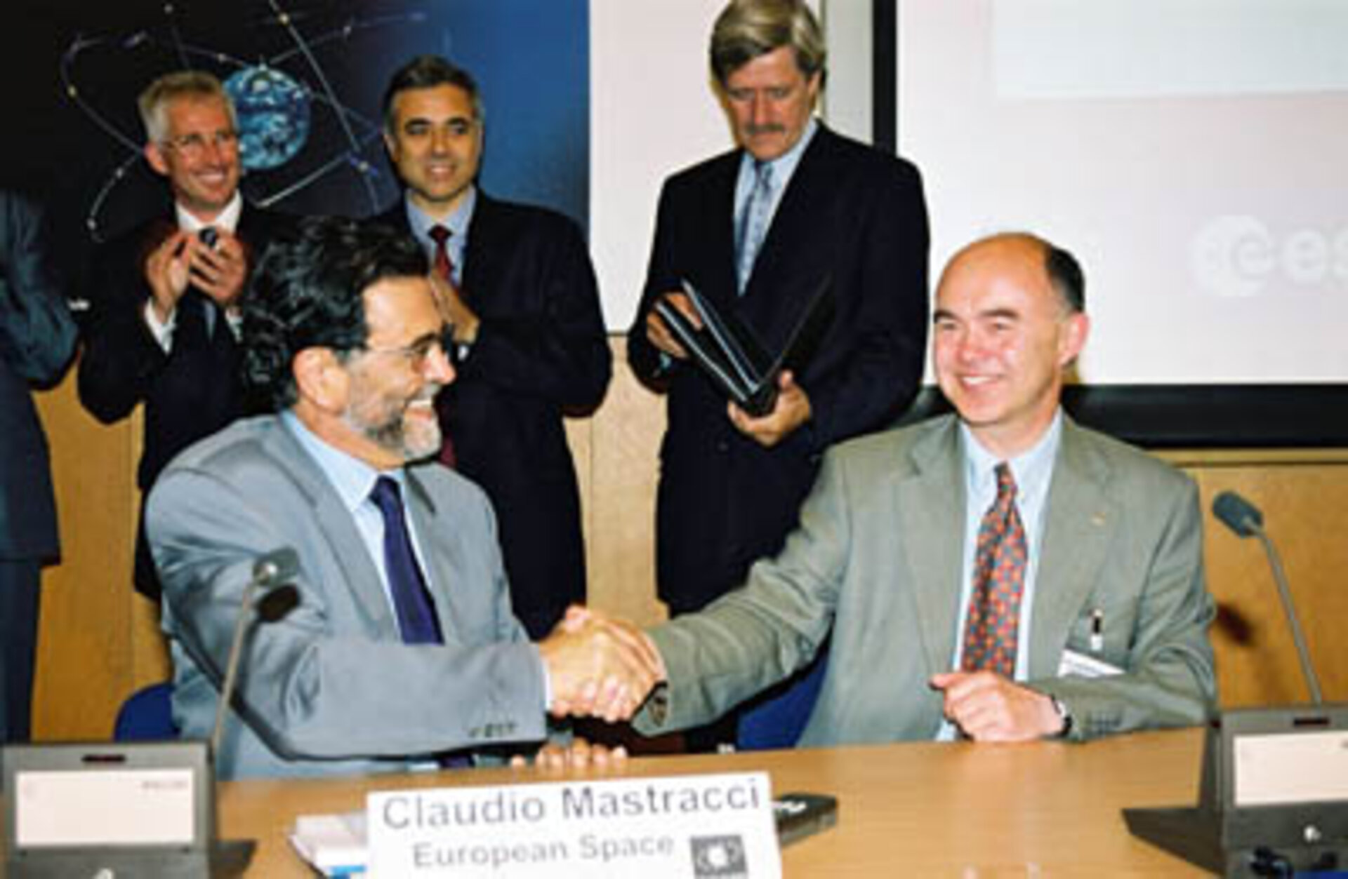Claudio Mastracci ed il  Prof. Sir Martin Sweeting alla firma di uno dei primi contratti per Galileo