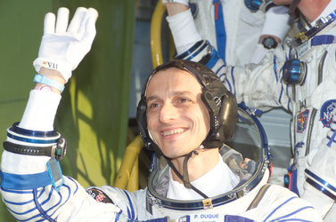 A last wave to the crowd from Pedro Duque as the crew climb the steps to the Soyuz TMA-3 capsule