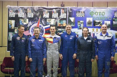 Cervantes Mission crew and backup crew during the press conference