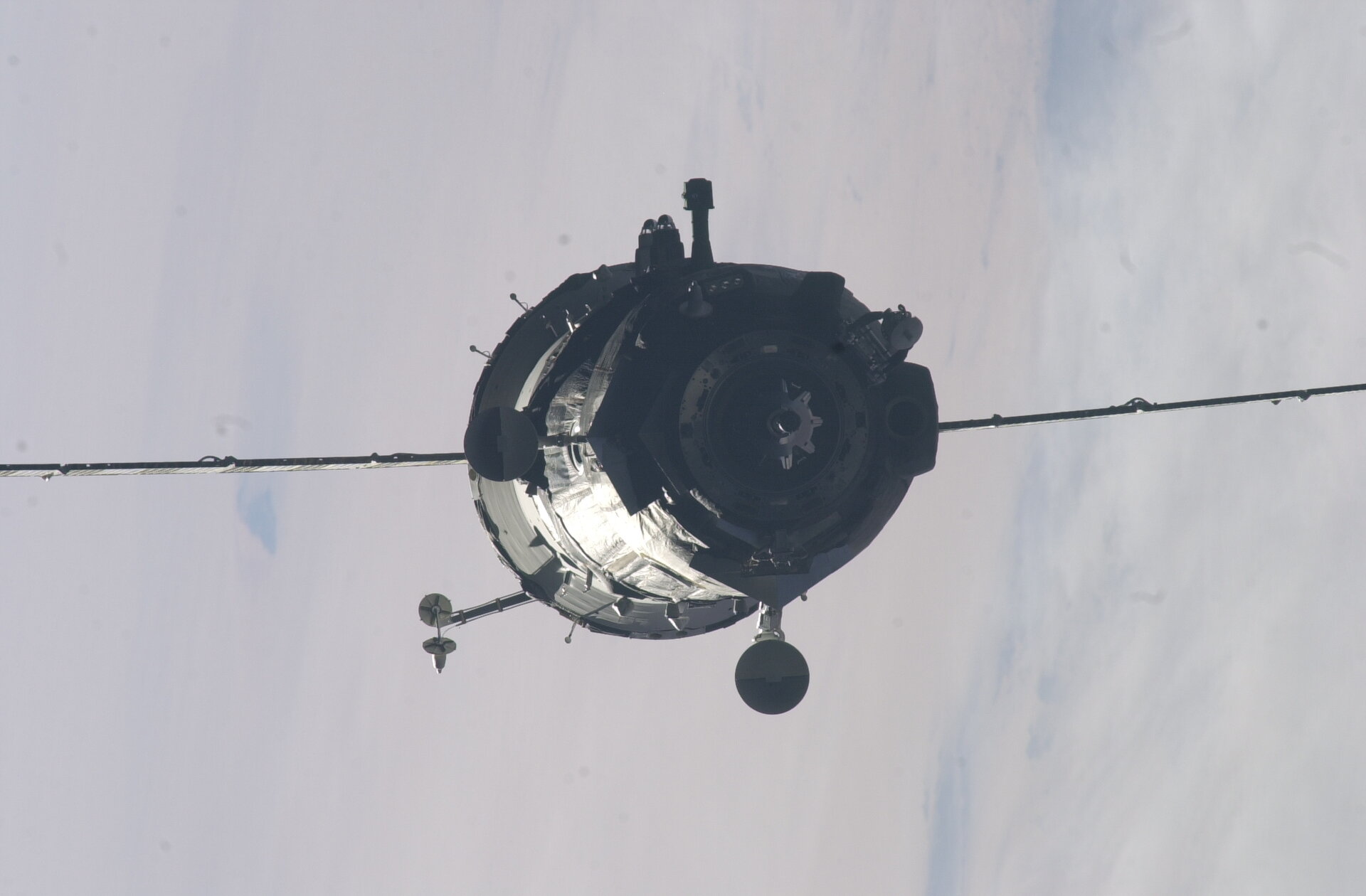 Our Soyuz gets closer to ISS<P>
