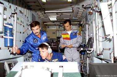 Pedro Duque and the ISS Expedition Eight crew during training at Star City