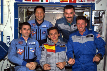 Pedro Duque together with the ISS Expedition Seven and Eight crews