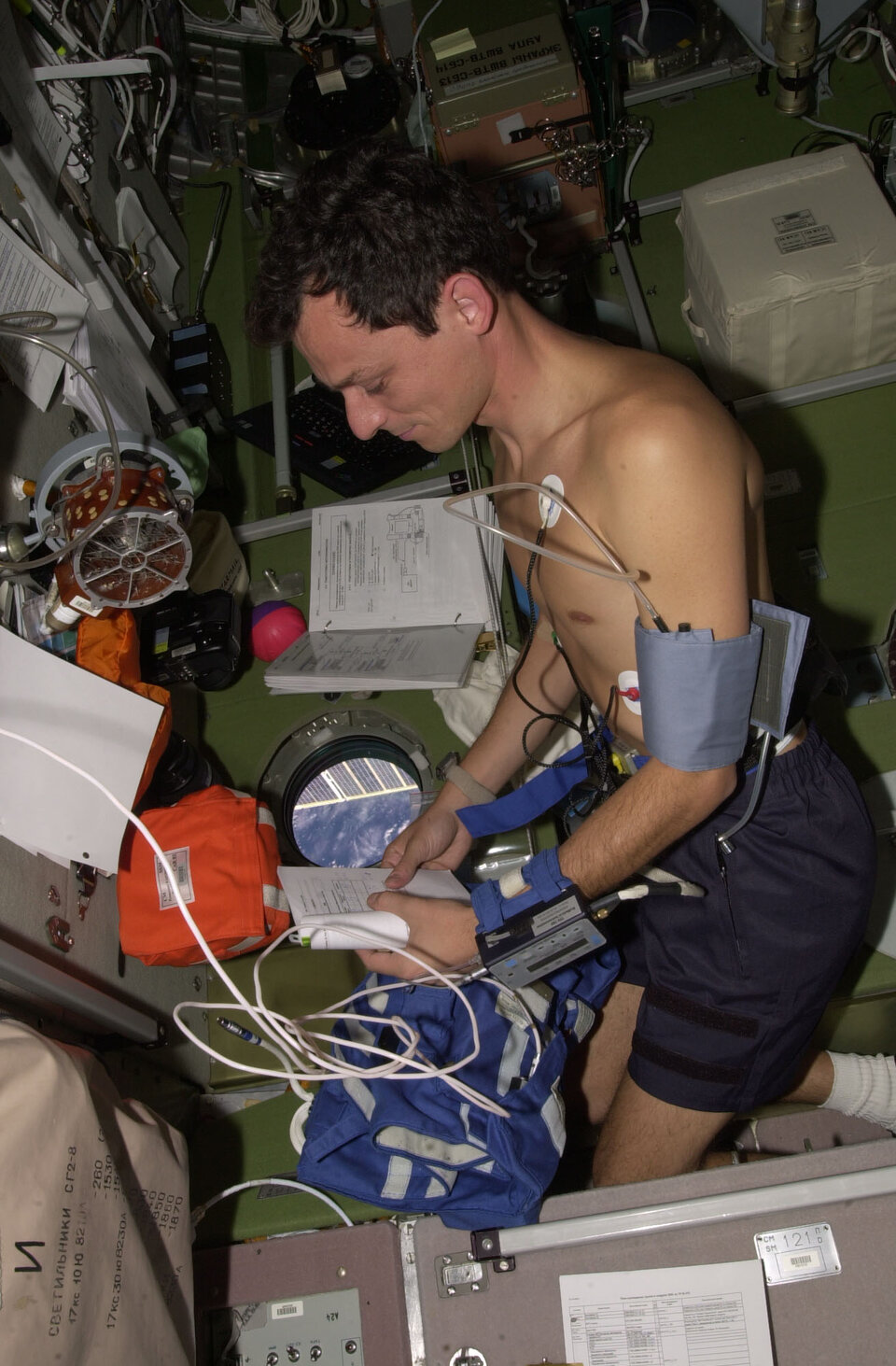 ESA-Astronaut Pedro Duque bei der Durchführing des Cardiocog Experiments