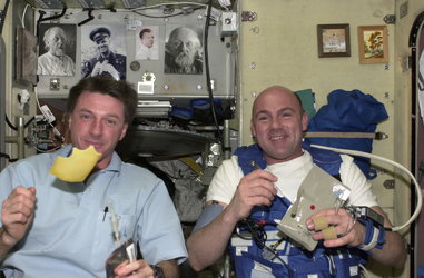 ESA astronaut Kuipers and his NASA colleague Foale eat Dutch cheese for breakfast on board the International Space Station
