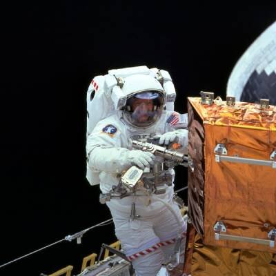 Claude Nicollier bei einer Hubble-Reparatur