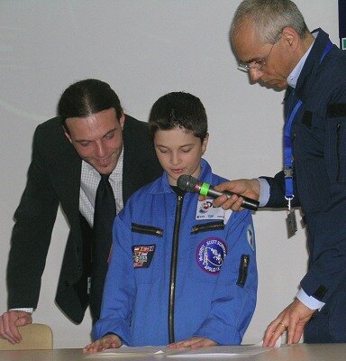 Die Gewinnerin eines Wettbewerbs richtet eine Frage an den ESA Astronauten Roberto Vittori