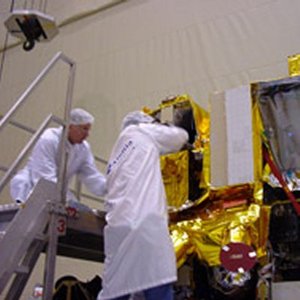 Engineers install the SPICAV instrument on Venus Express