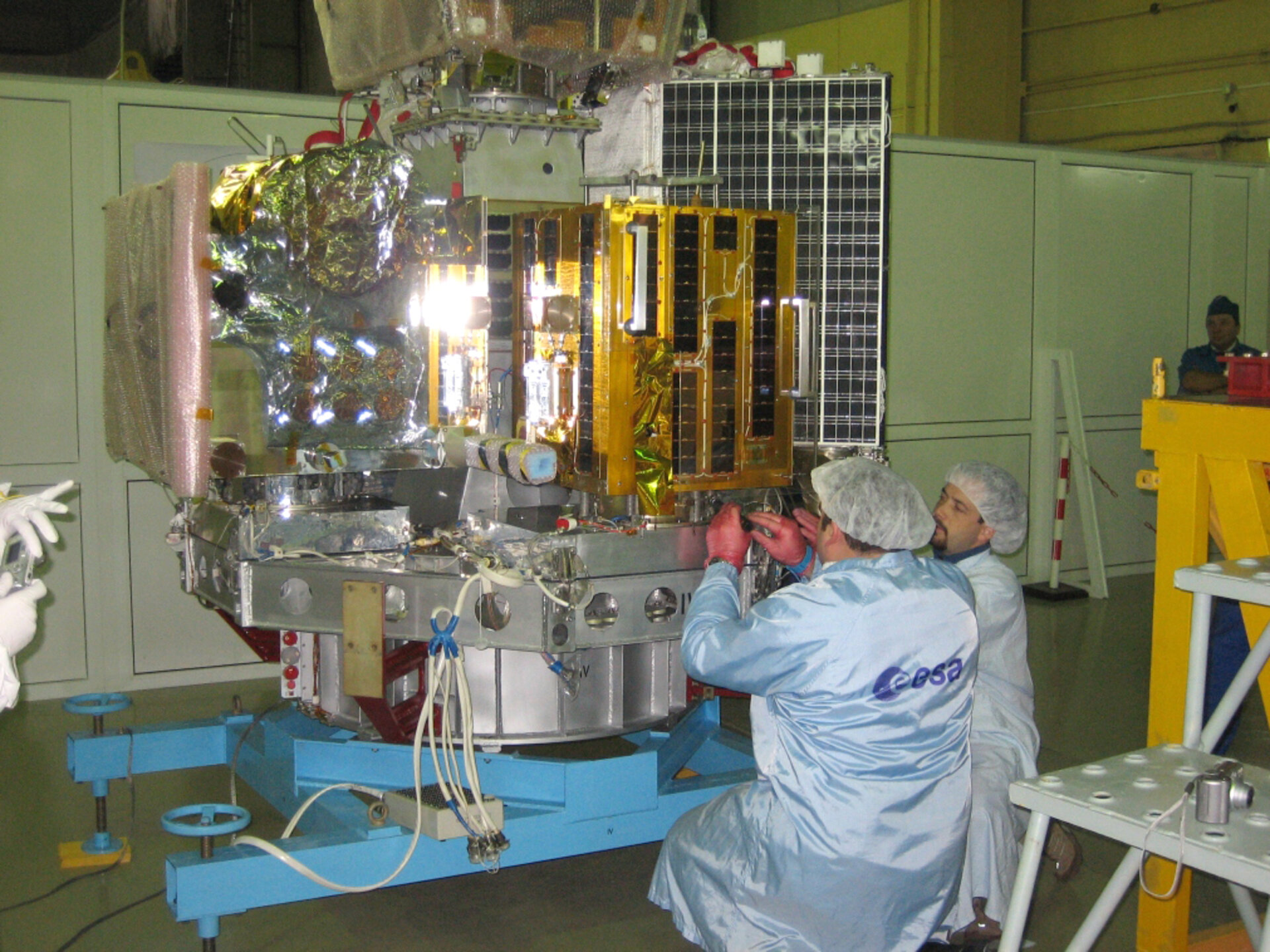 Mounting the spacecraft on the launch adapter