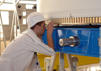 A technician prepares to remove the transport container from the cryogenic upper stage of the Ariane 5