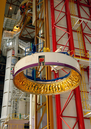 Hoisting of conical adaptor structure