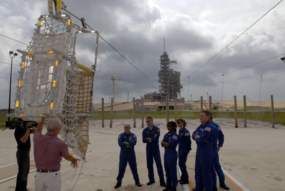 STS-121 crew are instructed in the use of the slidewire basket