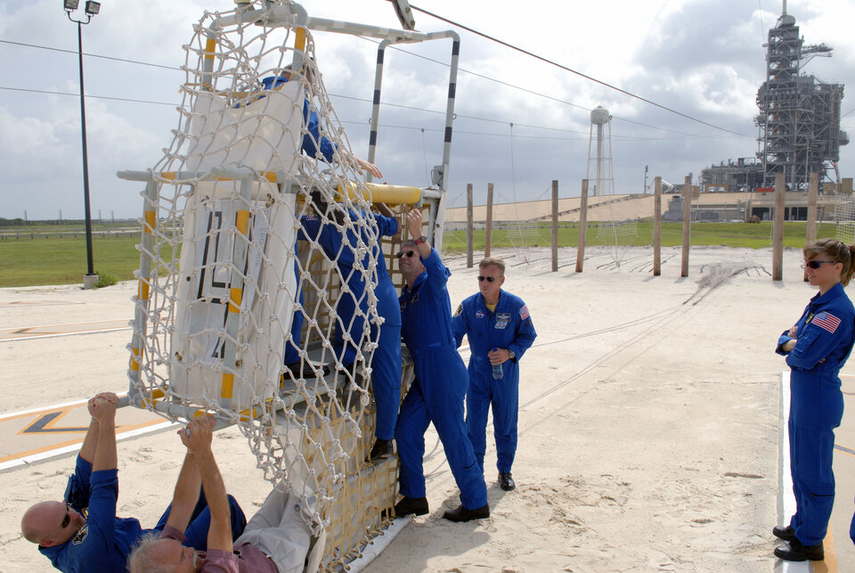 STS-121 crew train to use the slidewire basket at Launch Pad 39B