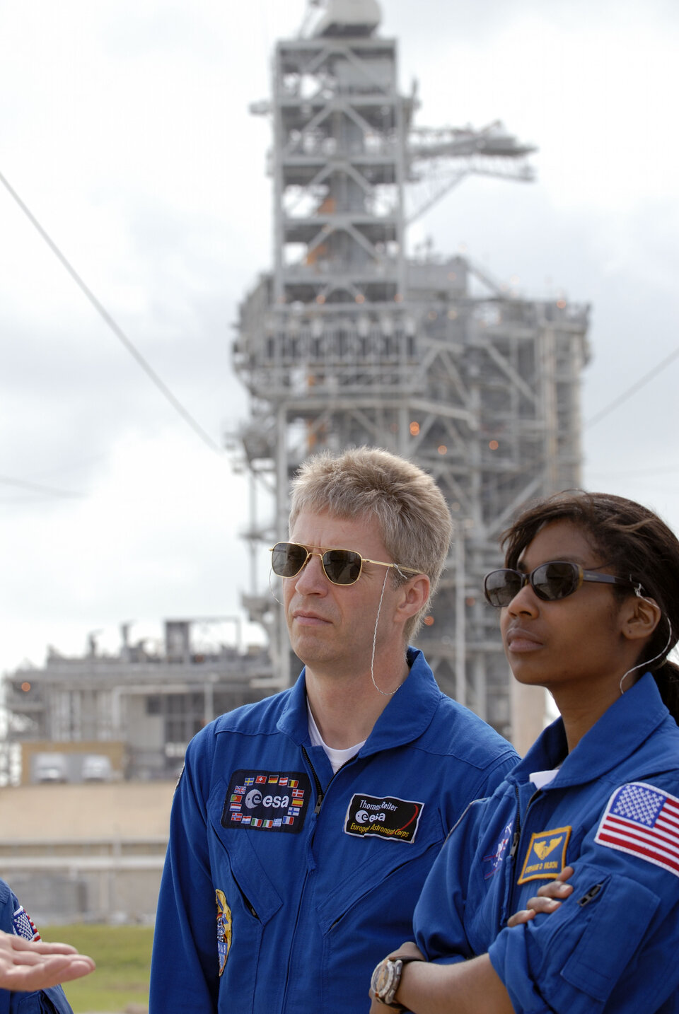 Thomas Reiter and fellow STS-121 crewmember Stephanie Wilson in front of Launch Pad 39B