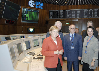 Chancellor Merkel and guests in ESOC main control room