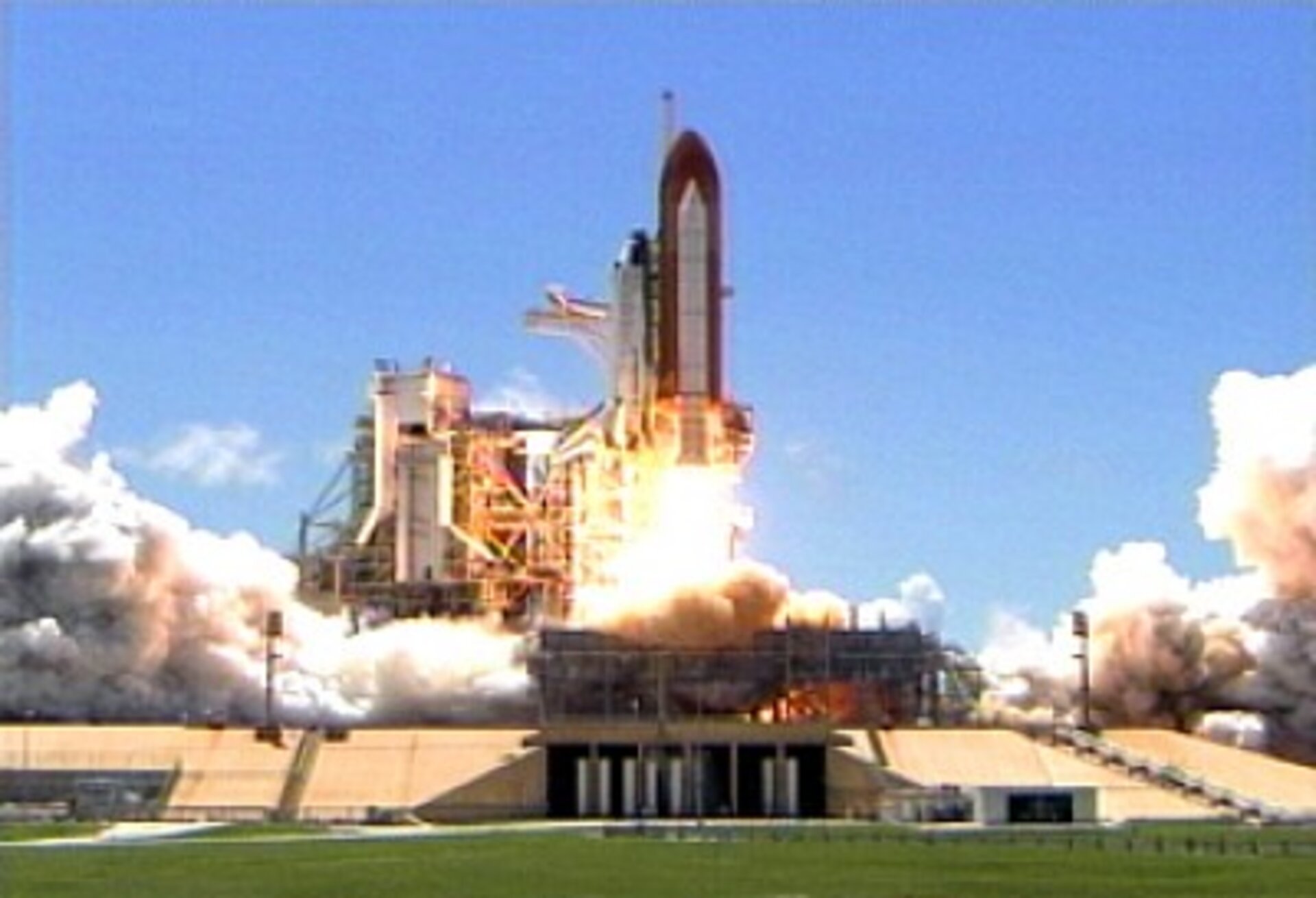 Lift-off of Space Shuttle Discovery at 20:38 CEST