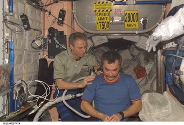 Hair clippers with vacuum device on the ISS