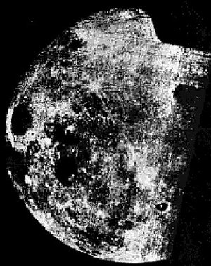 Den första bilden någonsin på månens baksida. Den framkallades i rymden och faxades till jorden.