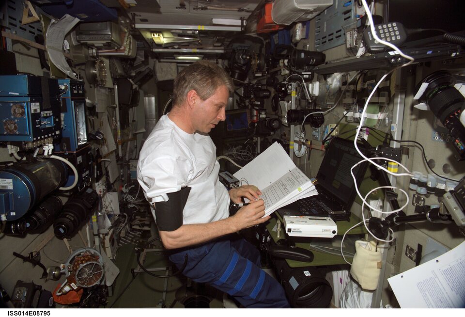 Thomas Reiter works with the Cognitive Cardiovascular experiment in 2006