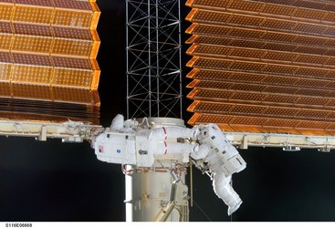 Williams and Curbeam shake the P6 solar array to aid retraction
