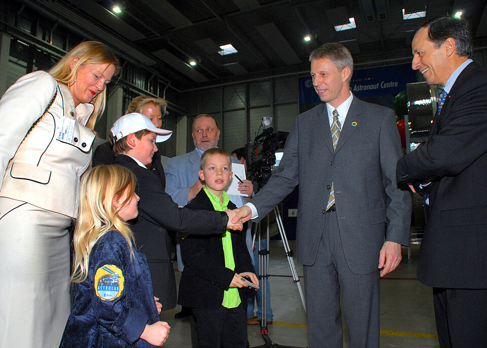 Reiter diskutiert mit Kindern über seine ISS-Mission