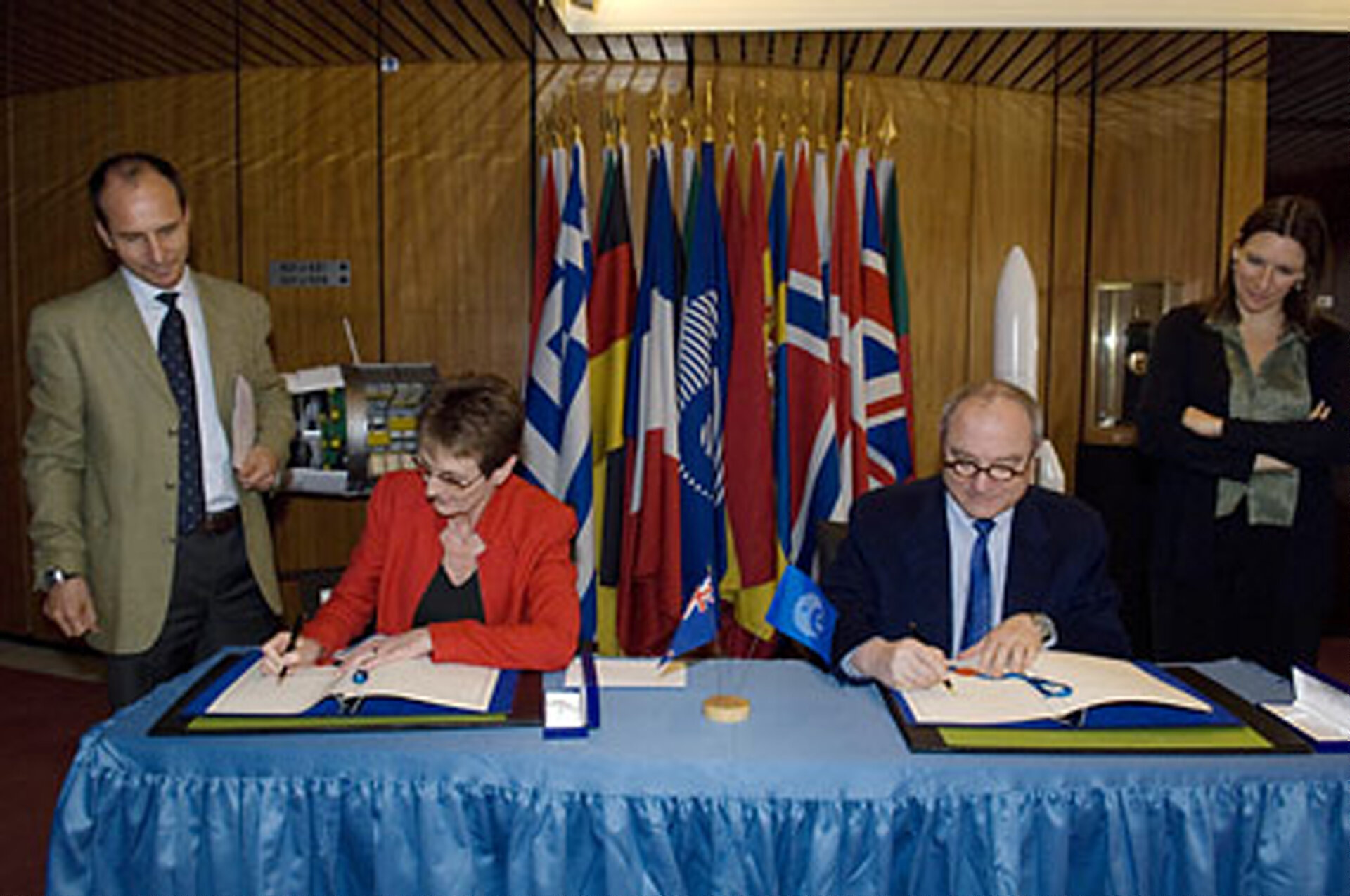 ESA DG Jean-Jacques Dordain and Her Excellency Ms Sarah Dennis sign the arrangement