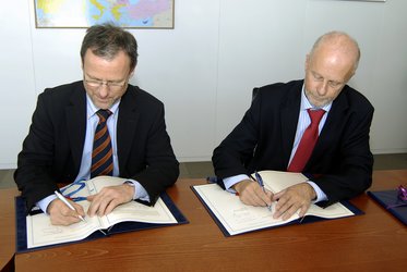 From left to right: Mr Volker Liebig and Mr Willem de Ruiter signing the agreement at EMSA's premises in Lisbon