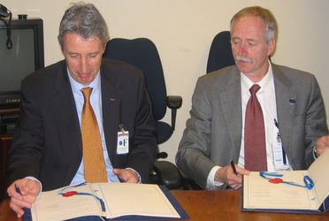G. Winters for ESA and W.H. Gerstenmaier for NASA signing agreement in Washinton, DC, 21 March 2007