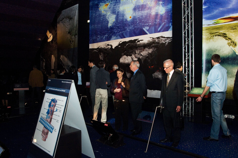 Inauguration of the exhibition "ENVISAT, keeping a close watch on the environment"