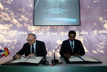 Signature of a cooperation agreement for satellite navigation between ASECNA and ESA