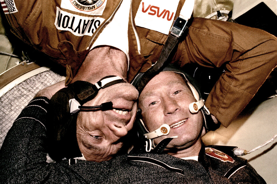 Alexej Leonov s americkým astronautem Donaldem Slaytonem během letu Apollo-Sojuz