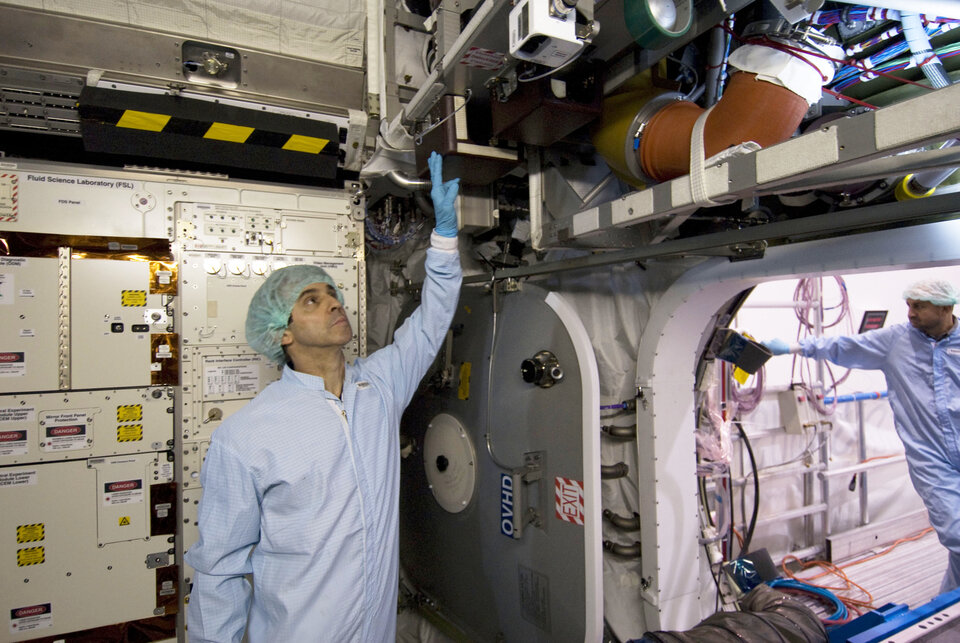 2007: ESA-Astronaut Leopold Eyharts inspiziert das Columbus-Modul 