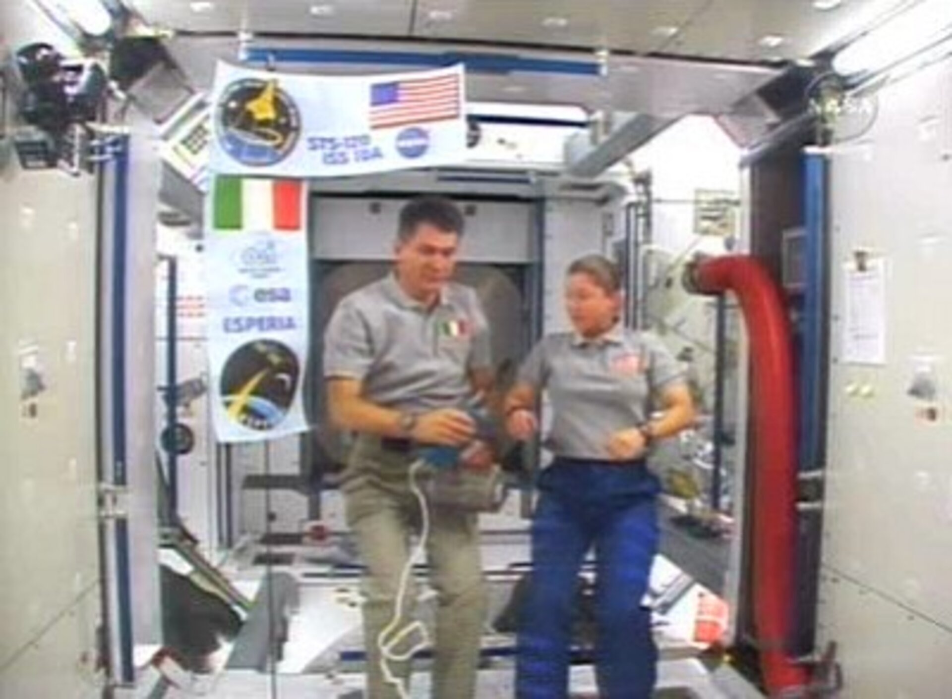 Paolo Nespoli e il comandante dello Shuttle Pamela Melroy, a bordo della Stazione Spaziale Internazionale