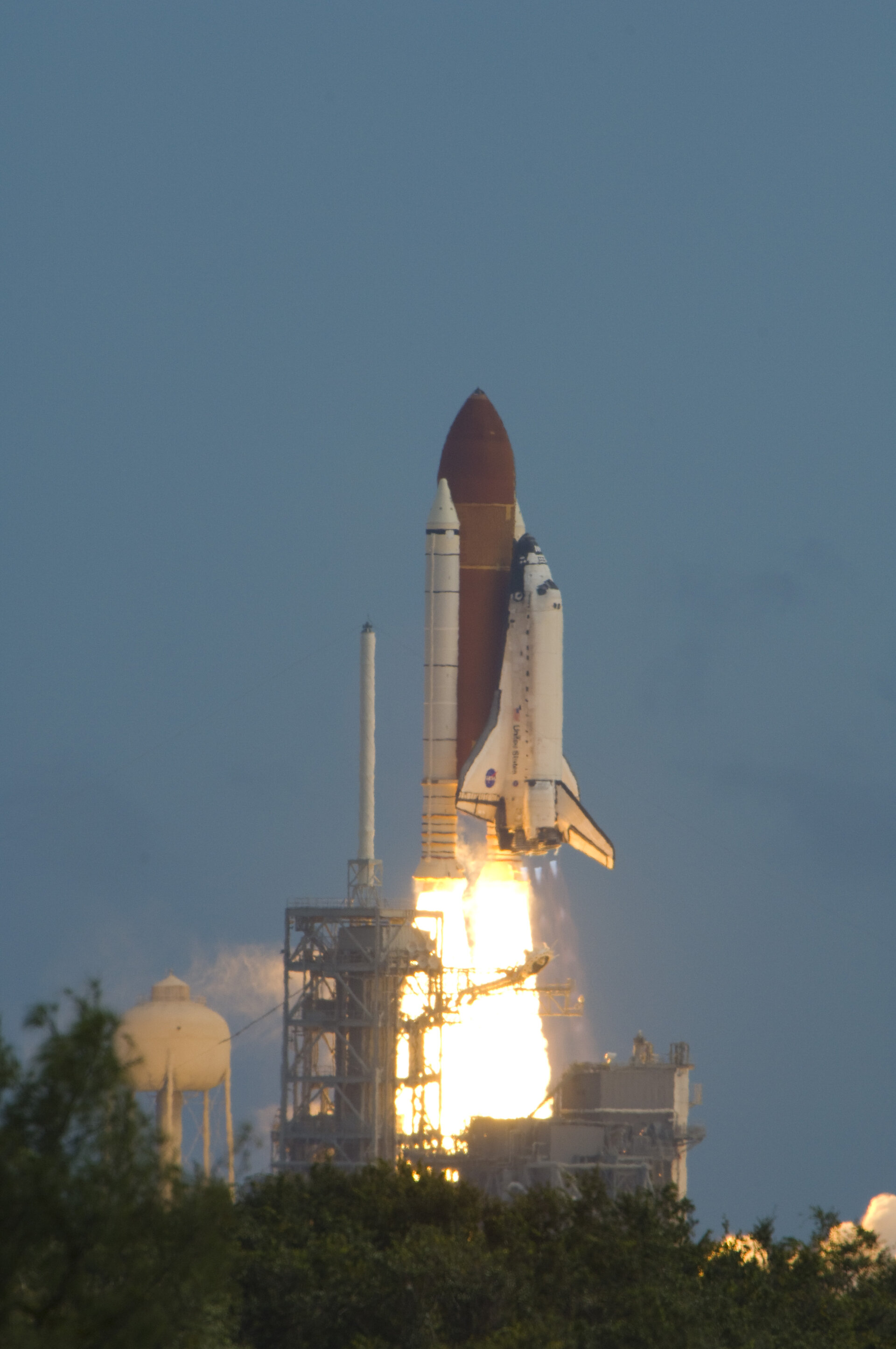 Space Shuttle Discovery è decollato oggi dal Kennedy Space Center della NASA di Cape Canaveral