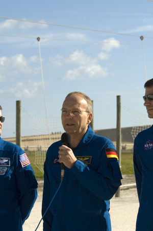 Hans Schlegel talks to media on the second day of STS-122 Terminal Countdown Demonstation activities at Kennedy Space Center