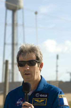 Léopold Eyharts talks to the media at the start of the second day of Terminal Countdown Demonstration Test activities at KSC