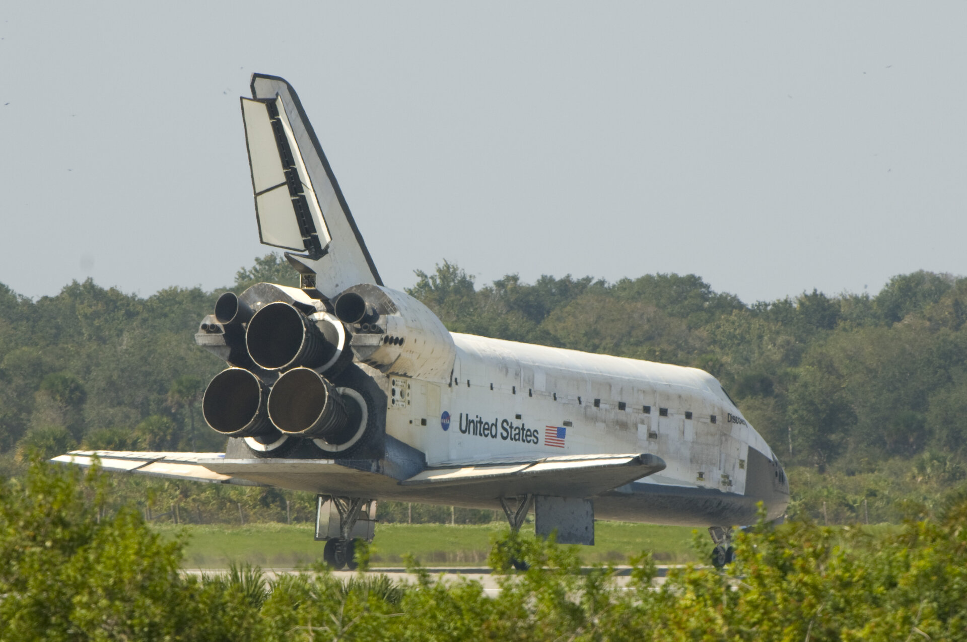 Lo Space Shuttle Discovery atterra al Kennedy Space Center, Florida, il 7 novembre 2007.